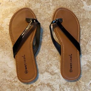 Black shiny size 6 sandals